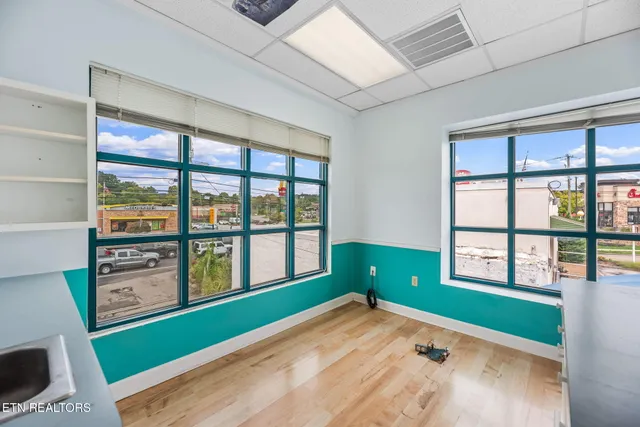 $2,950 | 5034 North Broadway Street, Knoxville, TN 37918