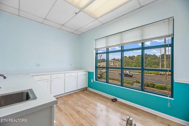 $2,950 | 5034 North Broadway Street, Knoxville, TN 37918