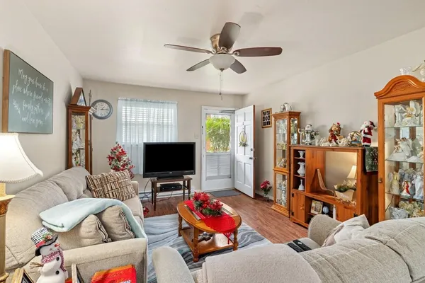 $925 | 401 East Main Street, Unit 5, Brenham, TX 77833