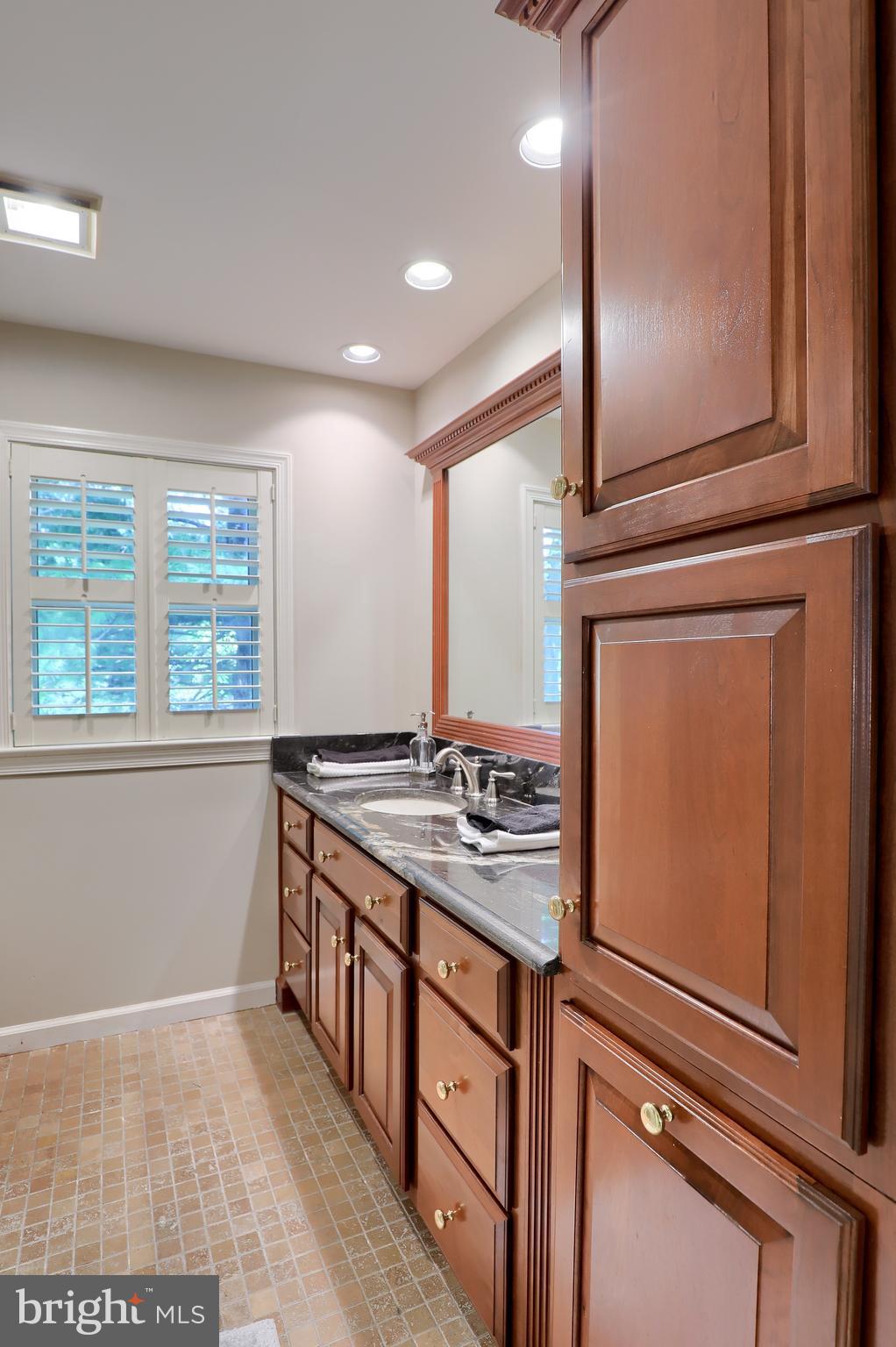 8 Regency Court Lititz, PA 17543 - Photo 23 of 33 Upper level - Owner's bath