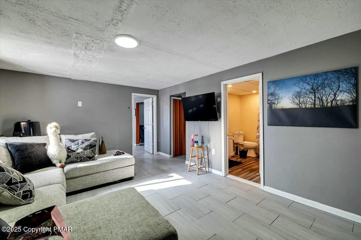 240 Woodcock Road Bushkill, PA 18324 - Photo 31 of 41 tempImagecur0v7