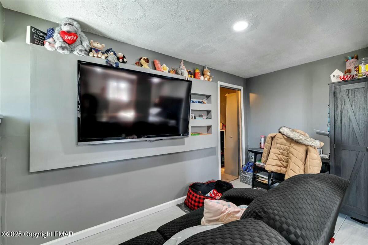 240 Woodcock Road Bushkill, PA 18324 - Photo 36 of 41 tempImageXVpWLc