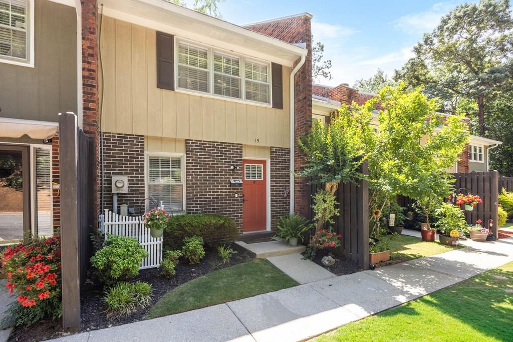 a view of a house with backyard and garden