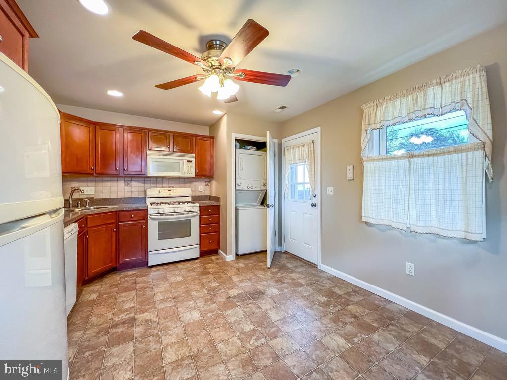 3843 Dresher Road Bensalem, PA 19020 - Photo 3 of 25 Large eat in kitchen