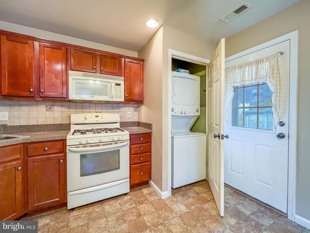 3843 Dresher Road Bensalem, PA 19020 - Photo 5 of 25 Undercabinet lighting too