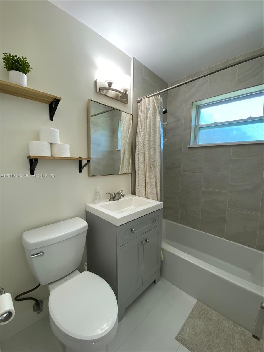 11121 Southwest 46th Street Miami, FL 33165 - Photo 9 of 13