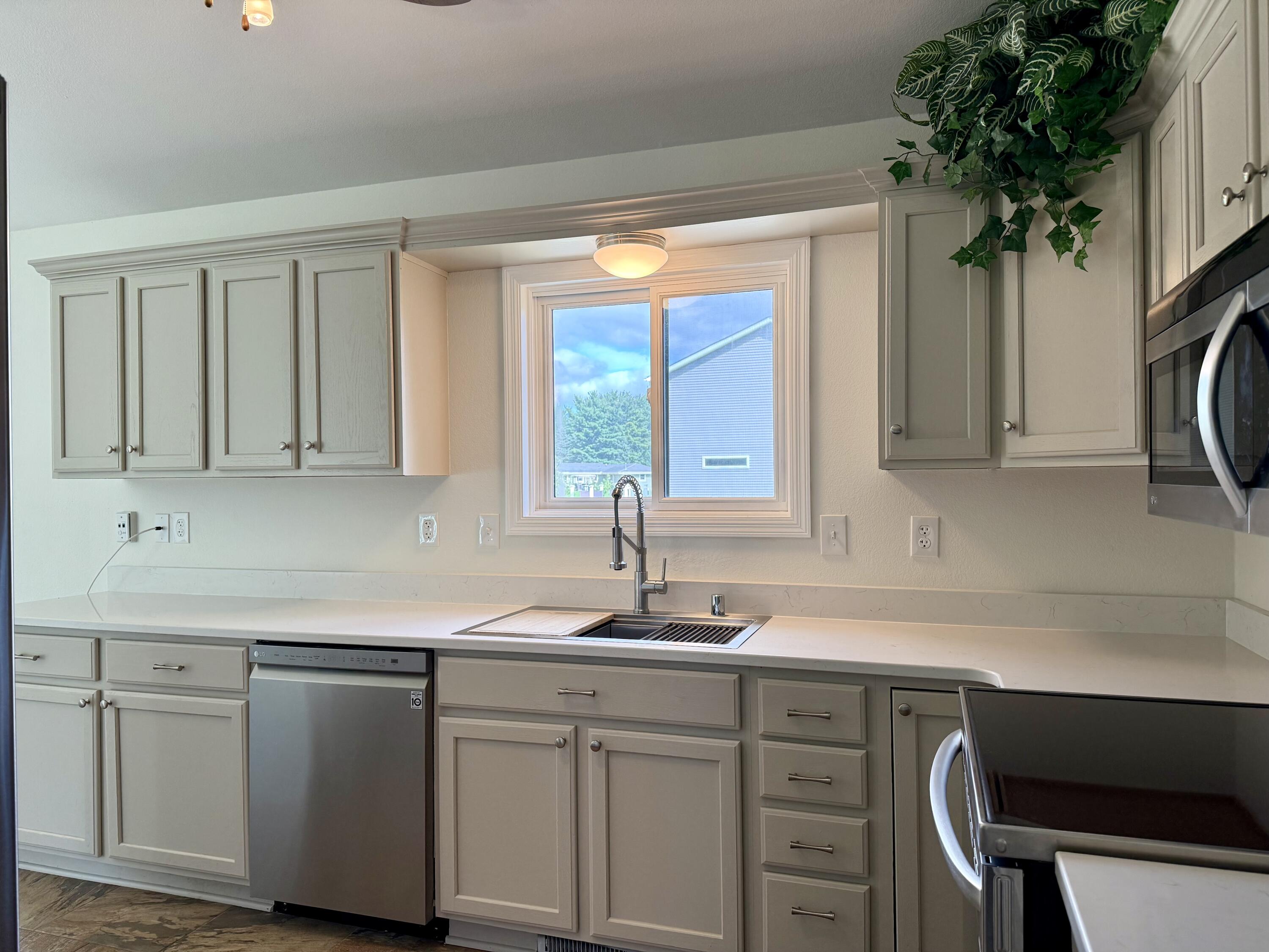 N7816 Maple Ridge Road Oconomowoc, WI 53066 - Photo 6 of 22 Kitchen