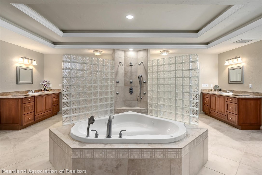 3800 Par Road Sebring, FL 33872 - Photo 13 of 24 a bath tub sitting in a bathroom next to a sink
