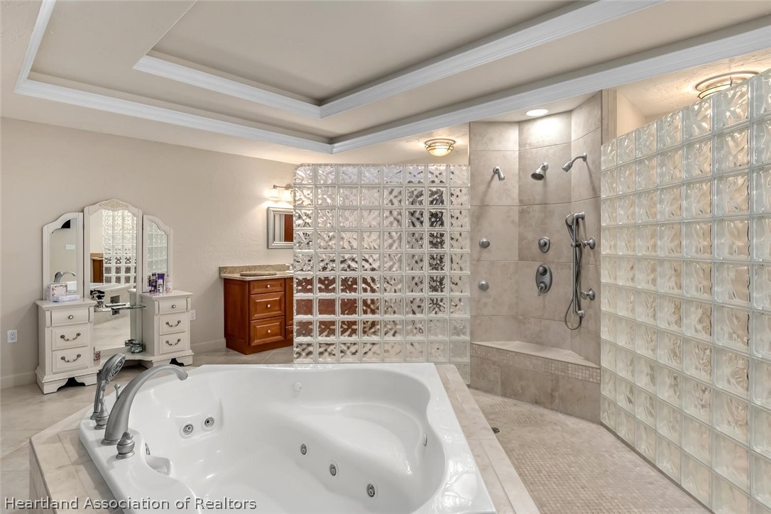 3800 Par Road Sebring, FL 33872 - Photo 14 of 24 a bathroom with a bathtub and a shower