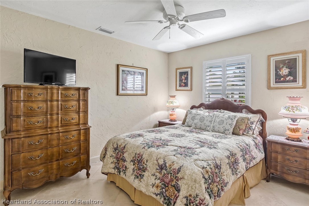 3800 Par Road Sebring, FL 33872 - Photo 18 of 24 a bedroom with a bed and a flat screen tv
