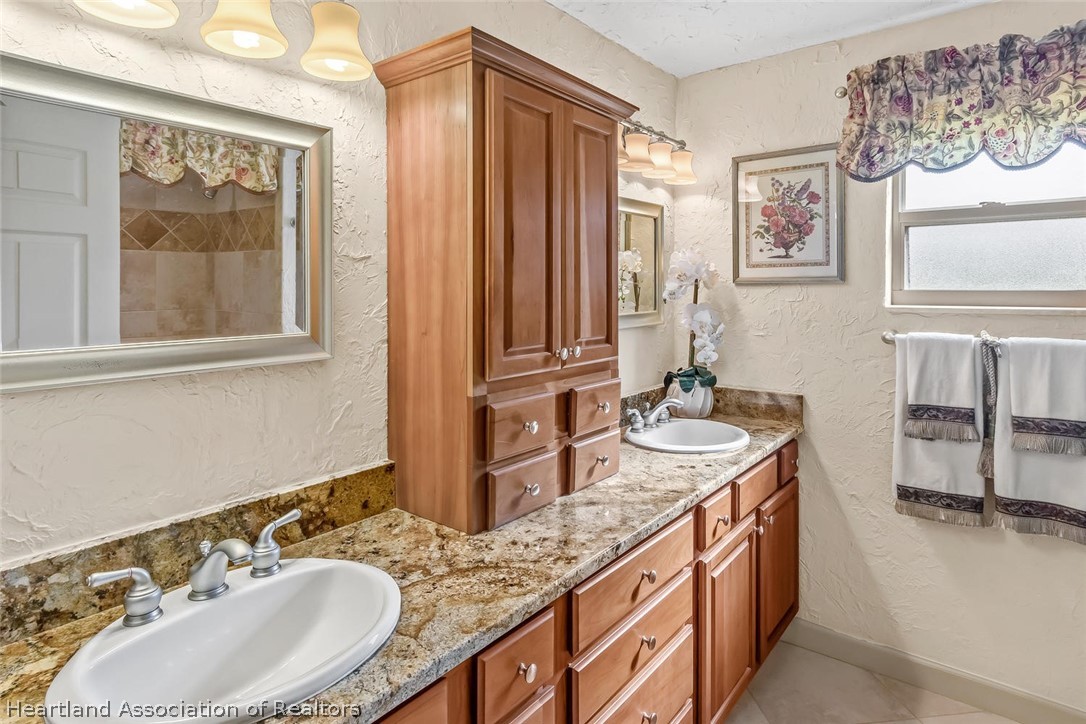 3800 Par Road Sebring, FL 33872 - Photo 19 of 24 a bathroom with a granite countertop sink and a mirror