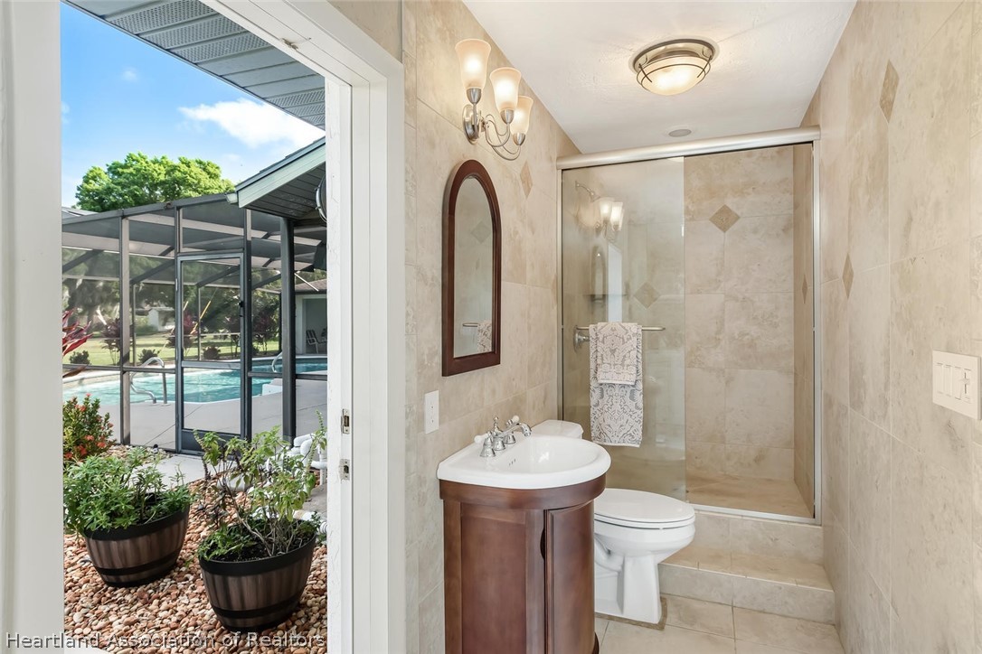 3800 Par Road Sebring, FL 33872 - Photo 20 of 24 a bathroom with a sink toilet and shower