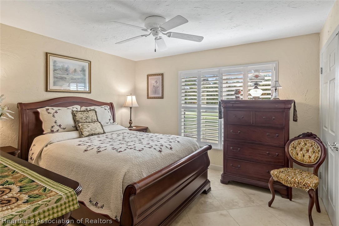 3800 Par Road Sebring, FL 33872 - Photo 21 of 24 a bedroom with a bed and a chandelier