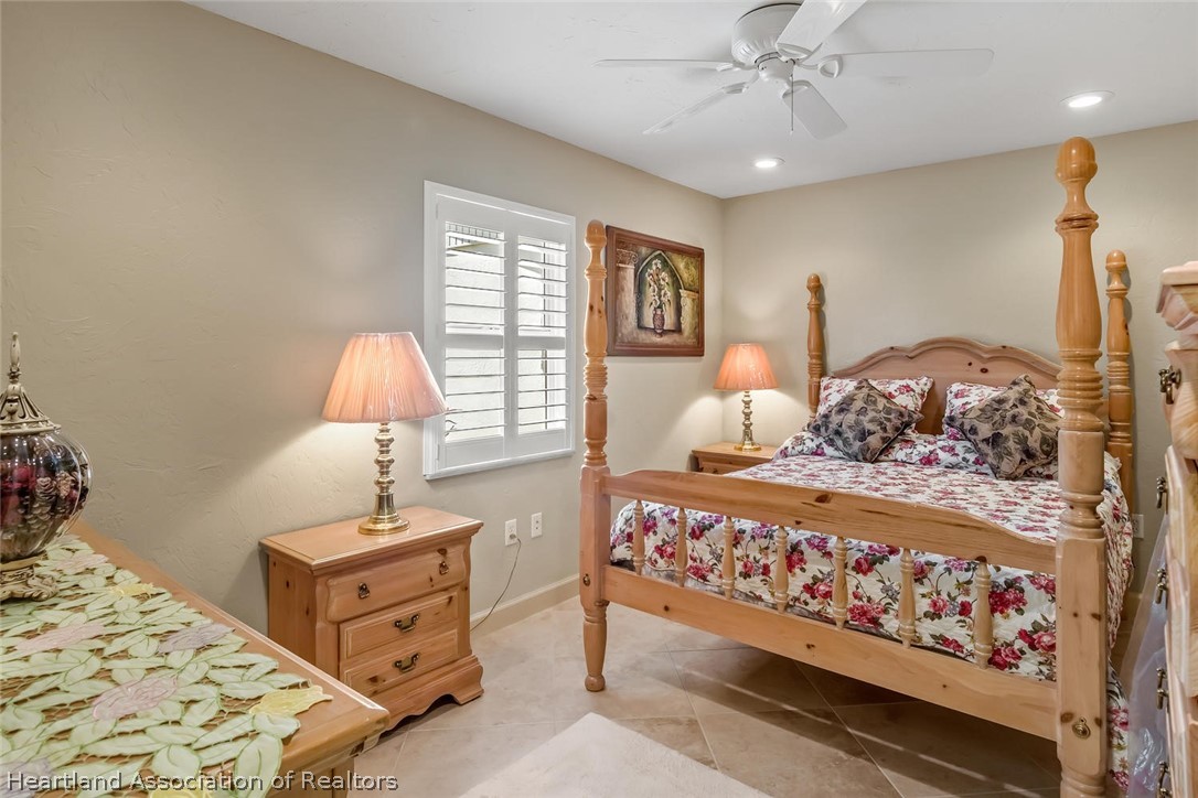 3800 Par Road Sebring, FL 33872 - Photo 22 of 24 a bedroom with bed and window