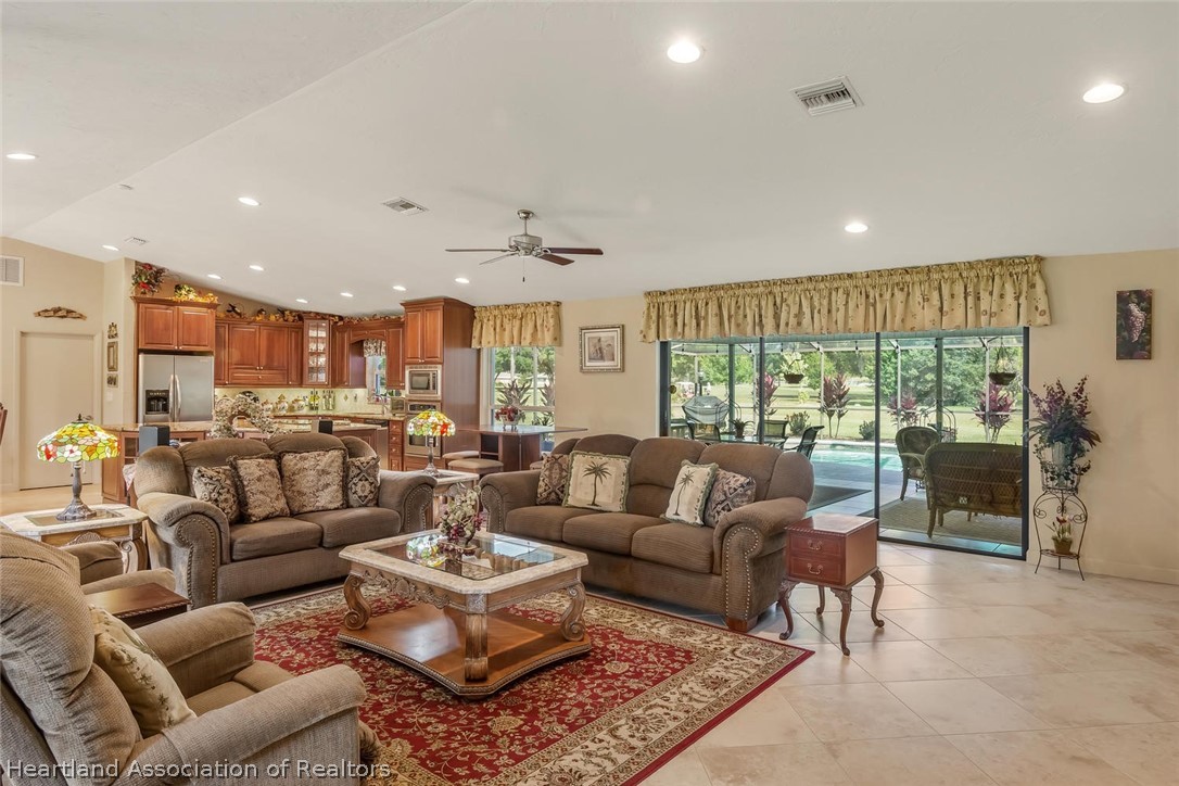 3800 Par Road Sebring, FL 33872 - Photo 3 of 24 a living room with furniture and a large window
