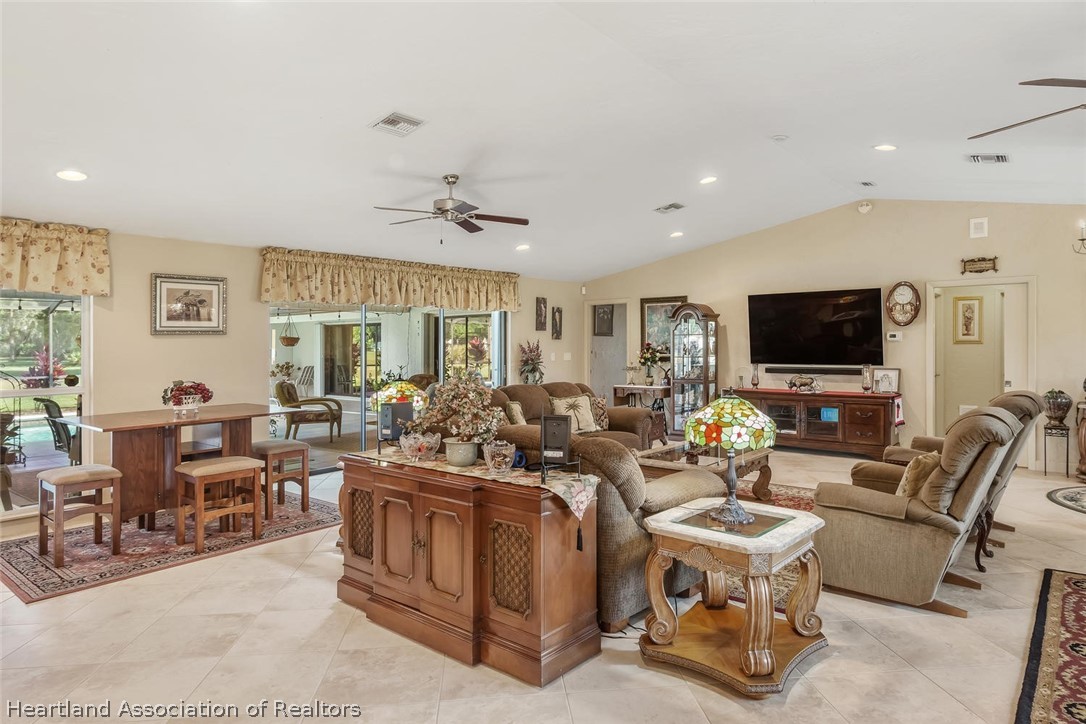3800 Par Road Sebring, FL 33872 - Photo 10 of 24 a living room with furniture and a flat screen tv