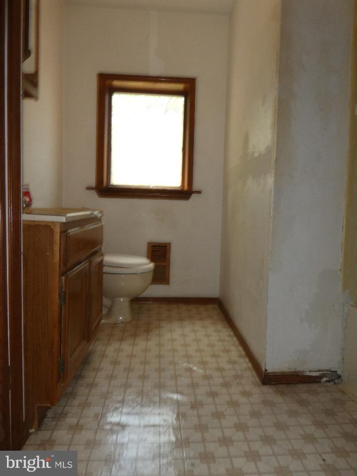 906 Old North Point Road Baltimore, MD 21224 - Photo 12 of 17 Bath