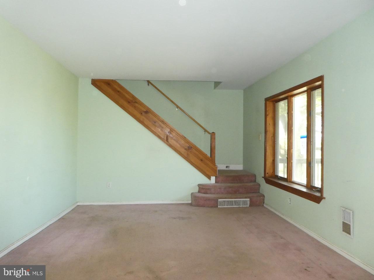 906 Old North Point Road Baltimore, MD 21224 - Photo 4 of 17 Living Room
