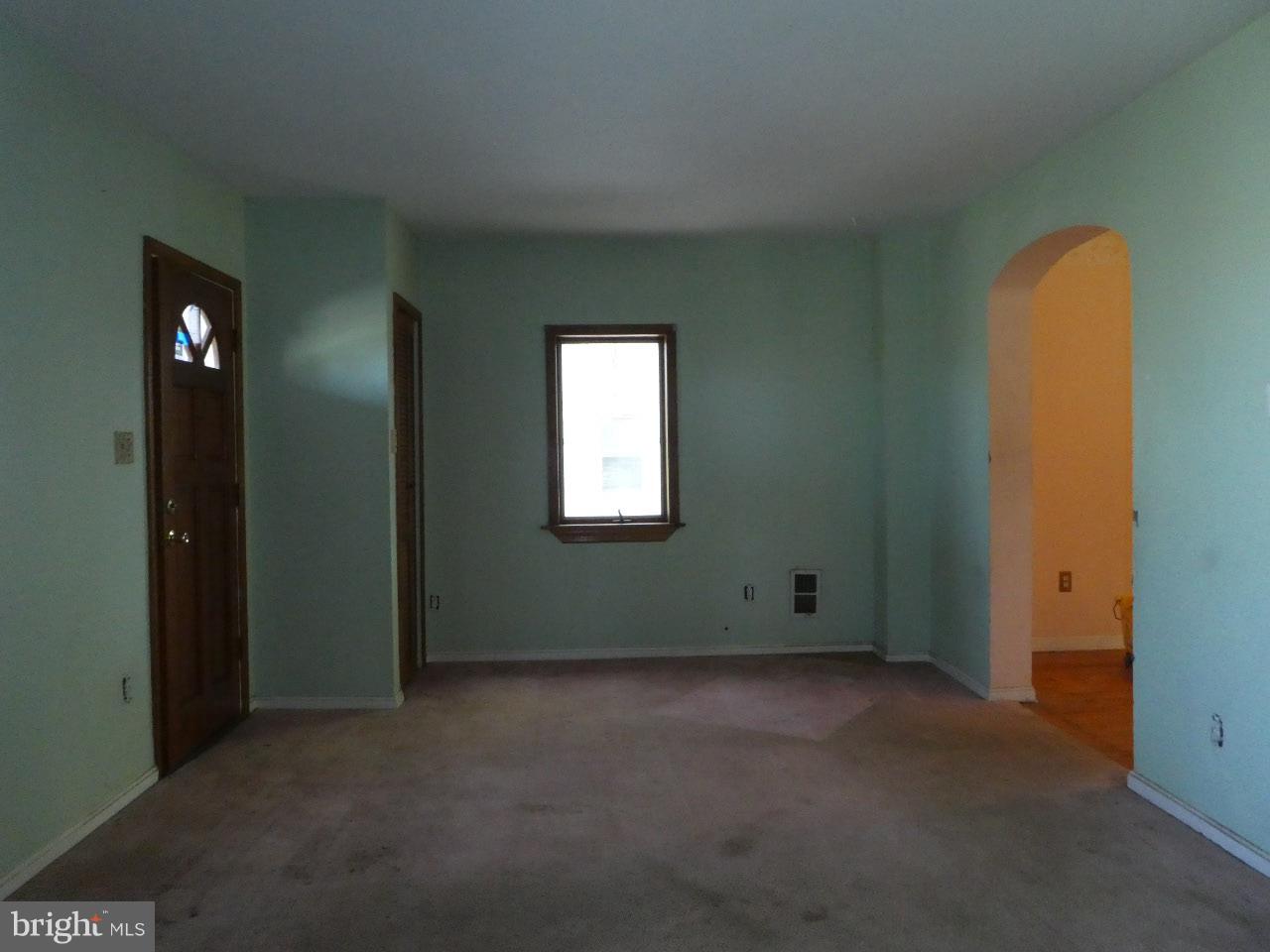 906 Old North Point Road Baltimore, MD 21224 - Photo 5 of 17 Living Room