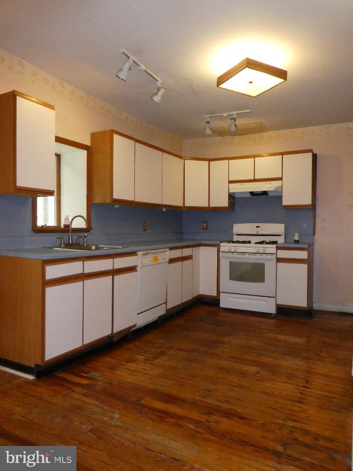 906 Old North Point Road Baltimore, MD 21224 - Photo 6 of 17 Kitchen