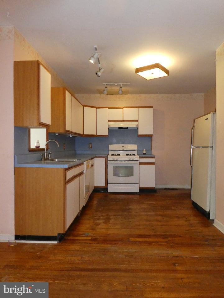 906 Old North Point Road Baltimore, MD 21224 - Photo 7 of 17 Kitchen