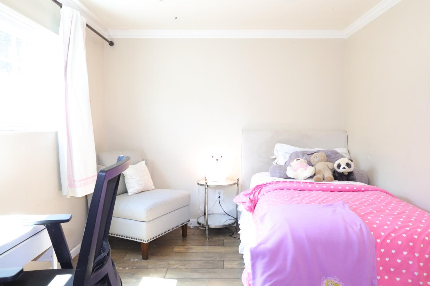 191 East El Camino Real, Unit 138 Mountain View, CA 94040 - Photo 11 of 23 a bedroom with a bed and a chair