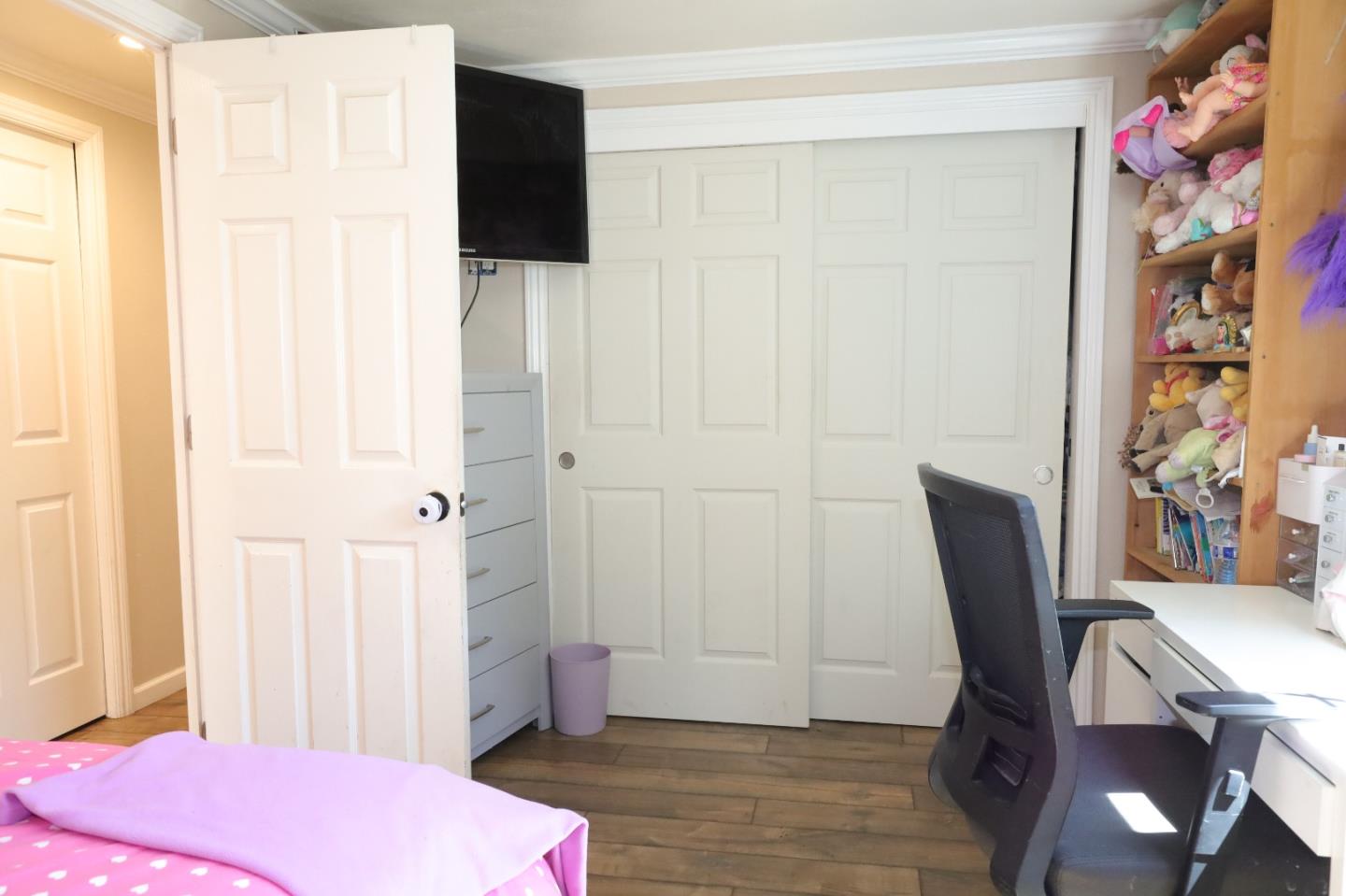 191 East El Camino Real, Unit 138 Mountain View, CA 94040 - Photo 9 of 23 a bedroom with a bed and furniture