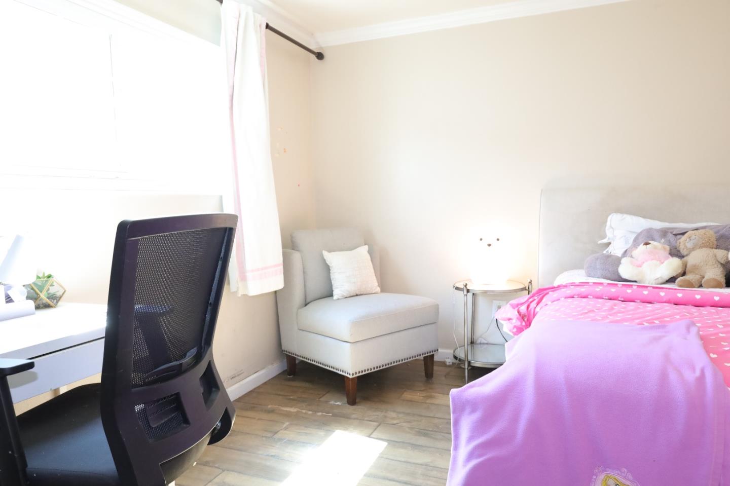 191 East El Camino Real, Unit 138 Mountain View, CA 94040 - Photo 10 of 23 a bedroom with two beds and chair