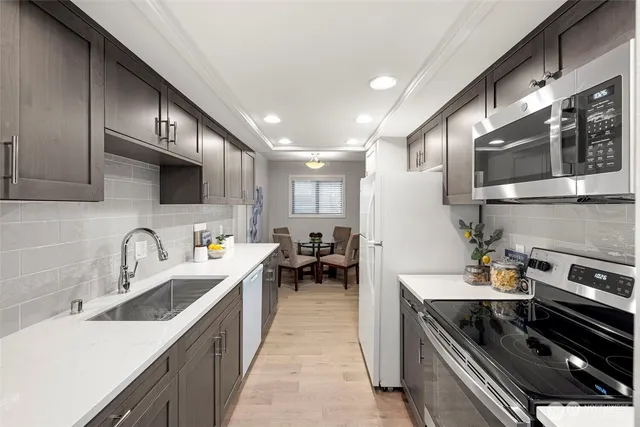 $3,500 | 17450 Northeast 40th Place, Unit E1, Redmond, WA 98052