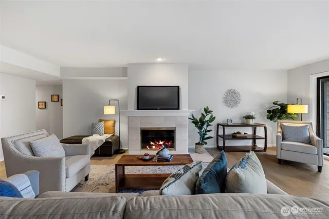 $3,500 | 17450 Northeast 40th Place, Unit E1, Redmond, WA 98052