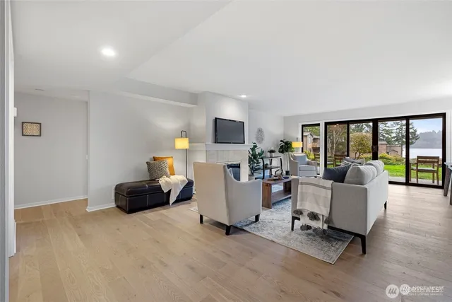 $3,500 | 17450 Northeast 40th Place, Unit E1, Redmond, WA 98052