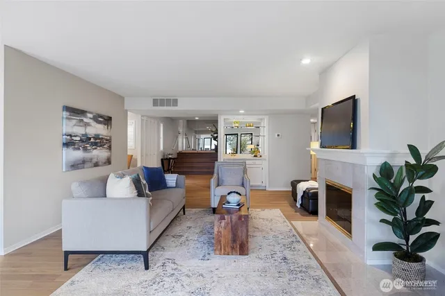 $3,500 | 17450 Northeast 40th Place, Unit E1, Redmond, WA 98052