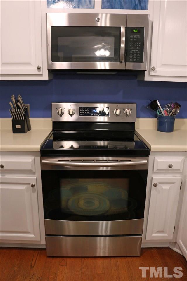 4508 Tetbury Place Raleigh, NC 27613 - Photo 13 of 22 a stove top oven sitting inside of a kitchen