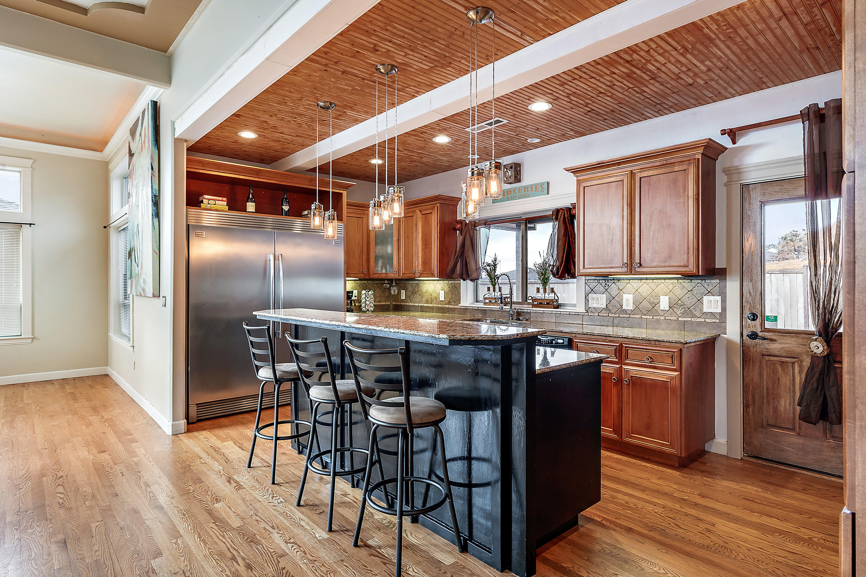 1013 Azure Way Eagle Point, OR 97524 - Photo 10 of 28 Kitchen