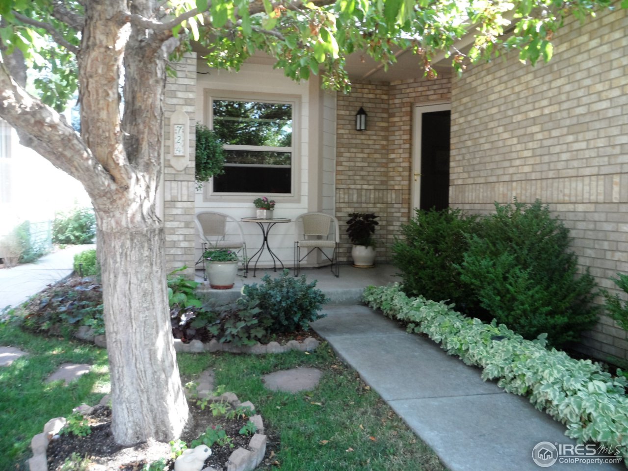 724 Wade Road Longmont, CO 80503 - Photo 2 of 32 a front view of a house with garden