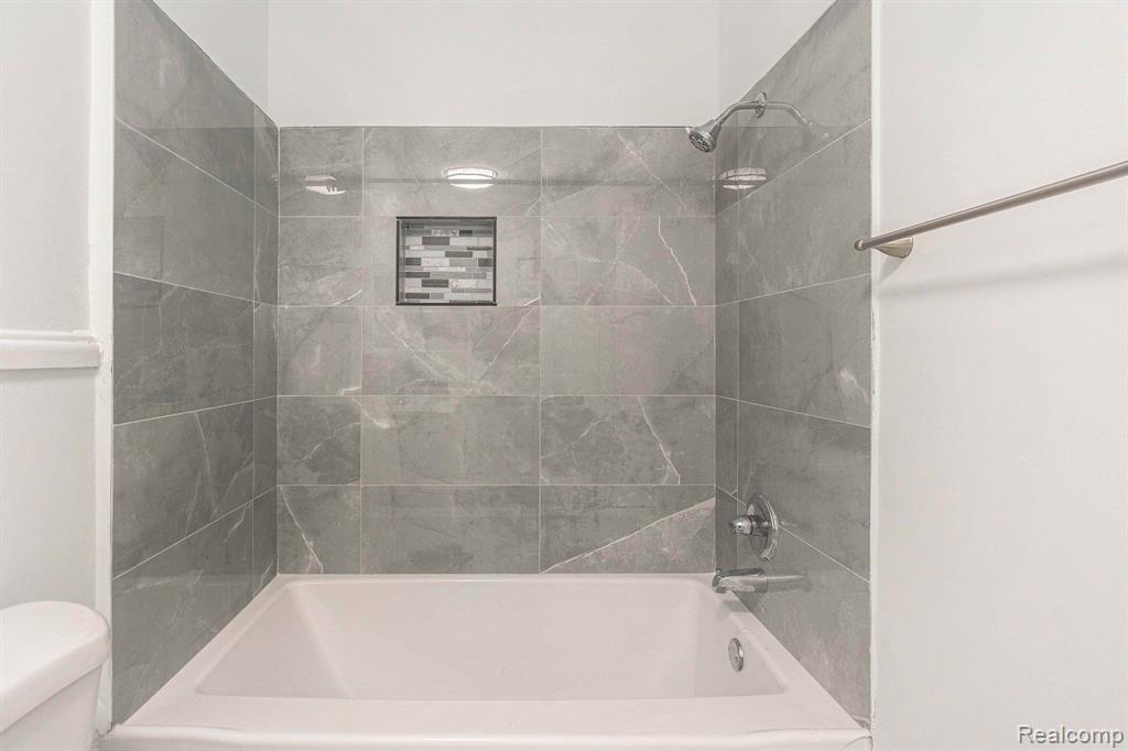 2475 South Commerce Road, Unit 5 Wolverine Lake, MI 48390 - Photo 32 of 37