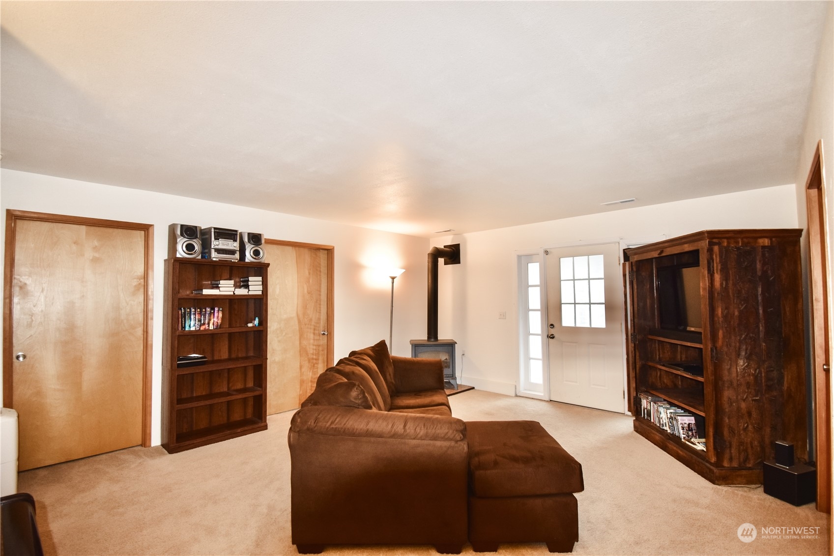 738 W Road Sedro-Woolley, WA 98284 - Photo 10 of 17 a bedroom with a bed and a television