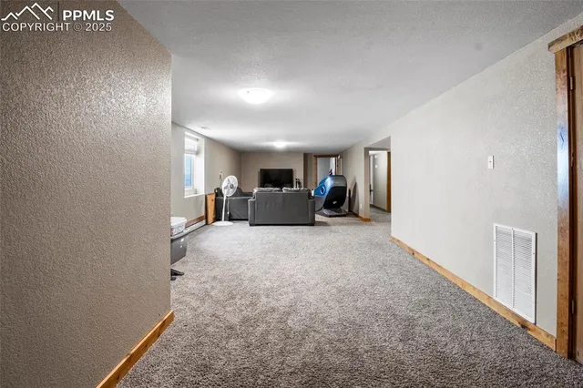 a view of livingroom with furniture