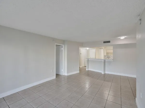$2,000 | 4205 North University Drive, Unit 108, Sunrise, FL 33351