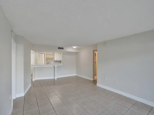 $2,000 | 4205 North University Drive, Unit 108, Sunrise, FL 33351
