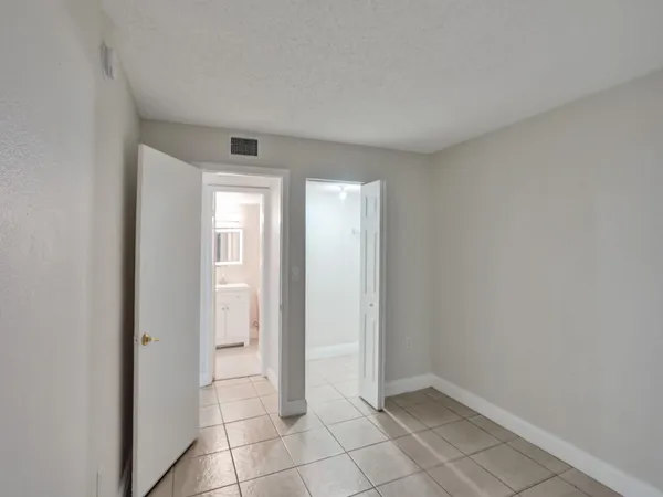 $2,000 | 4205 North University Drive, Unit 108, Sunrise, FL 33351