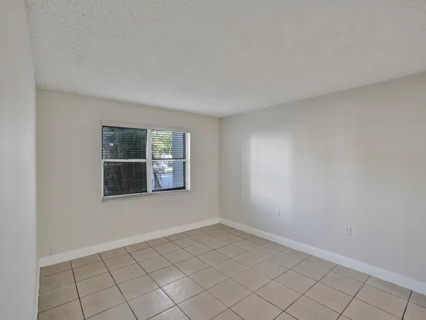 $2,000 | 4205 North University Drive, Unit 108, Sunrise, FL 33351