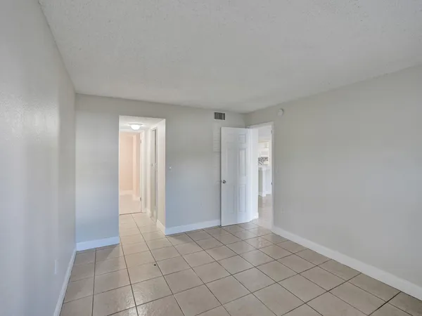 $2,000 | 4205 North University Drive, Unit 108, Sunrise, FL 33351