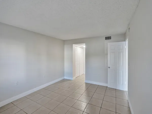 $2,000 | 4205 North University Drive, Unit 108, Sunrise, FL 33351