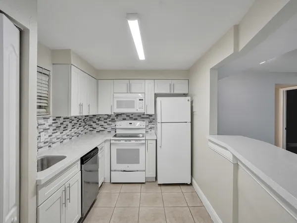 $2,000 | 4205 North University Drive, Unit 108, Sunrise, FL 33351