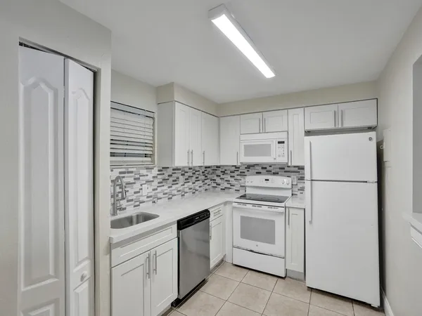 $2,000 | 4205 North University Drive, Unit 108, Sunrise, FL 33351