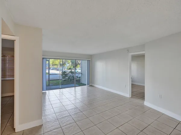$2,000 | 4205 North University Drive, Unit 108, Sunrise, FL 33351