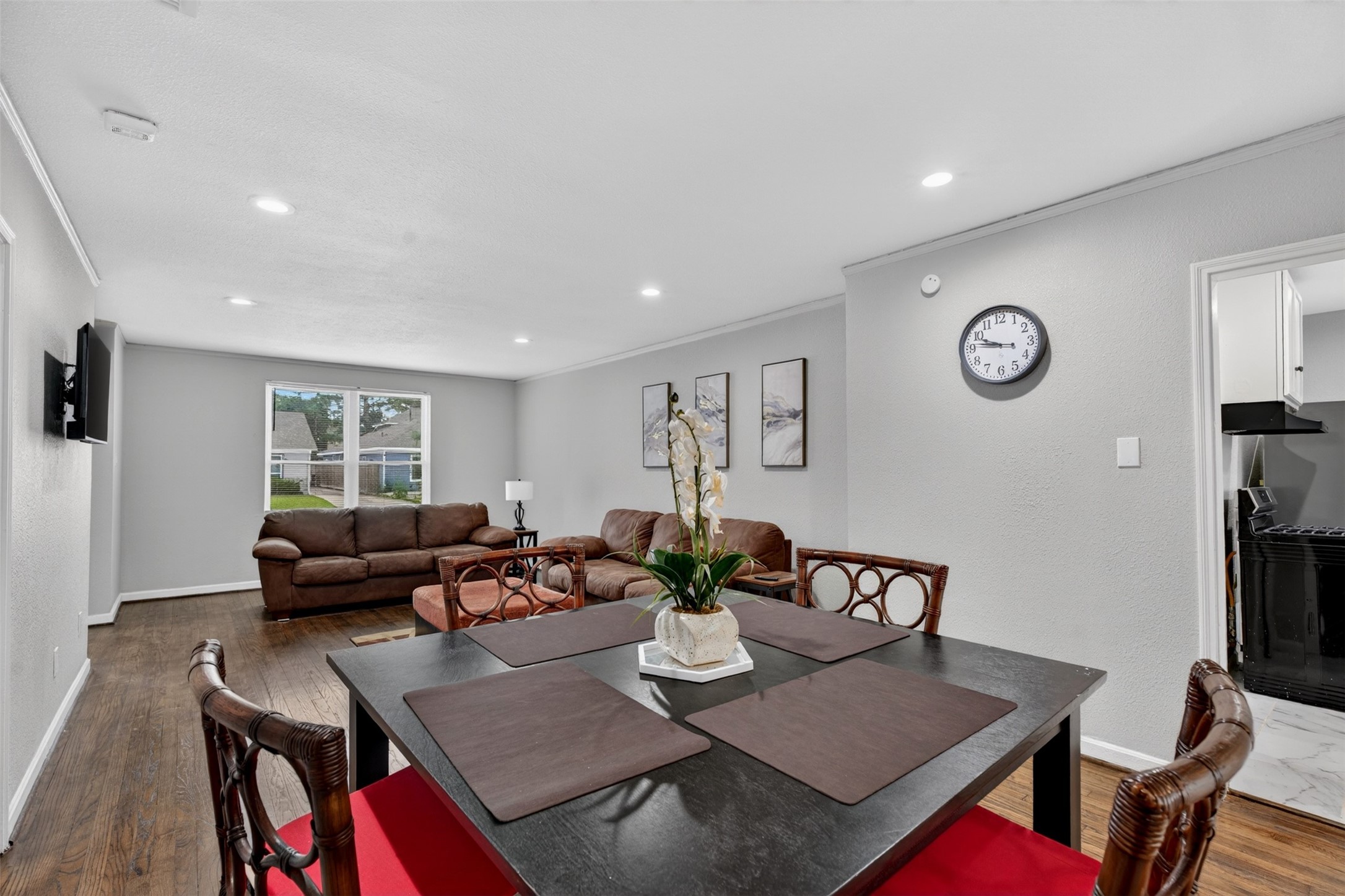 3863 Arbor Street Houston, TX 77004 - Photo 16 of 35 a living room with furniture and a table