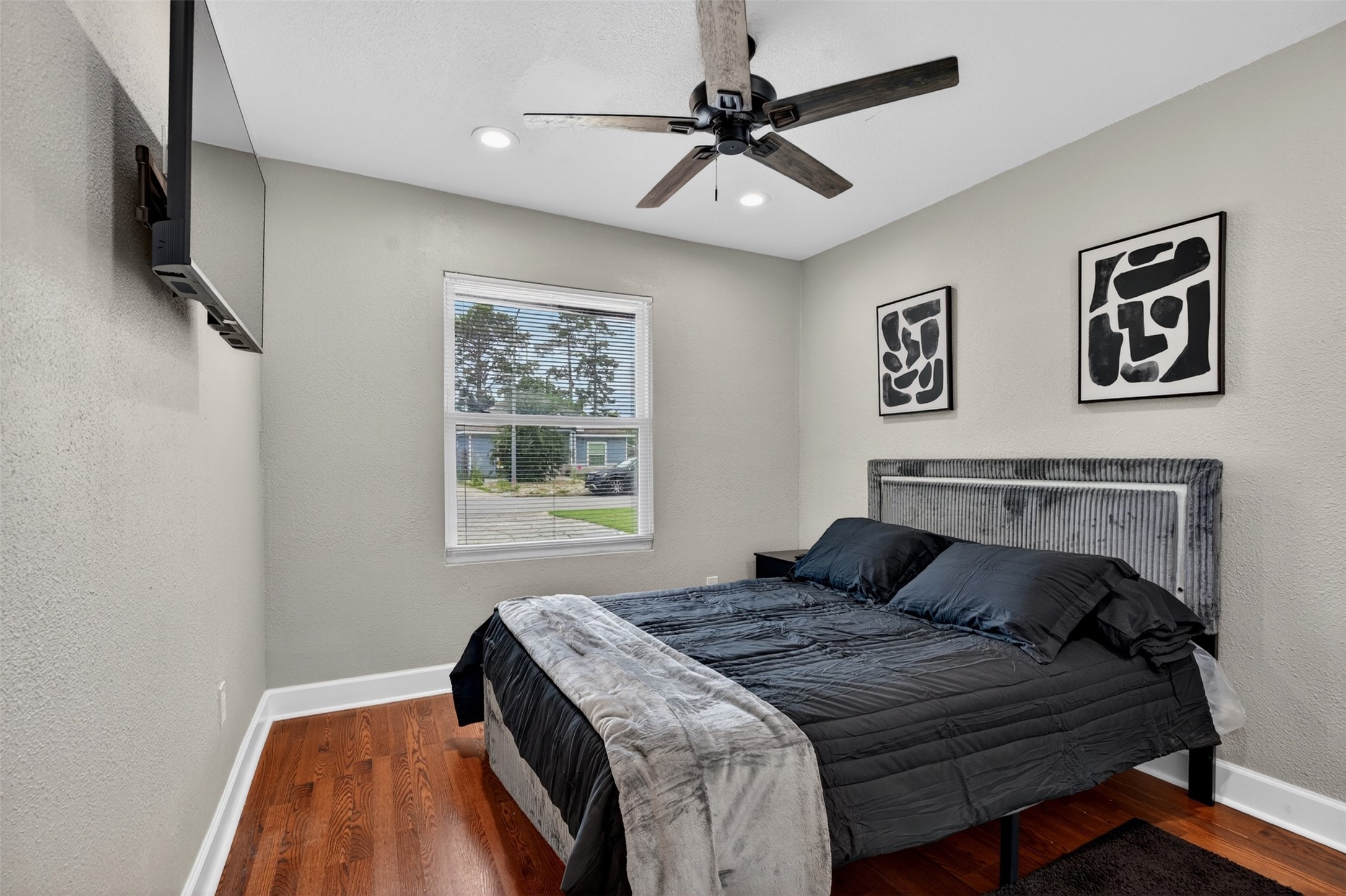 3863 Arbor Street Houston, TX 77004 - Photo 20 of 35 a bedroom with a large bed and a window