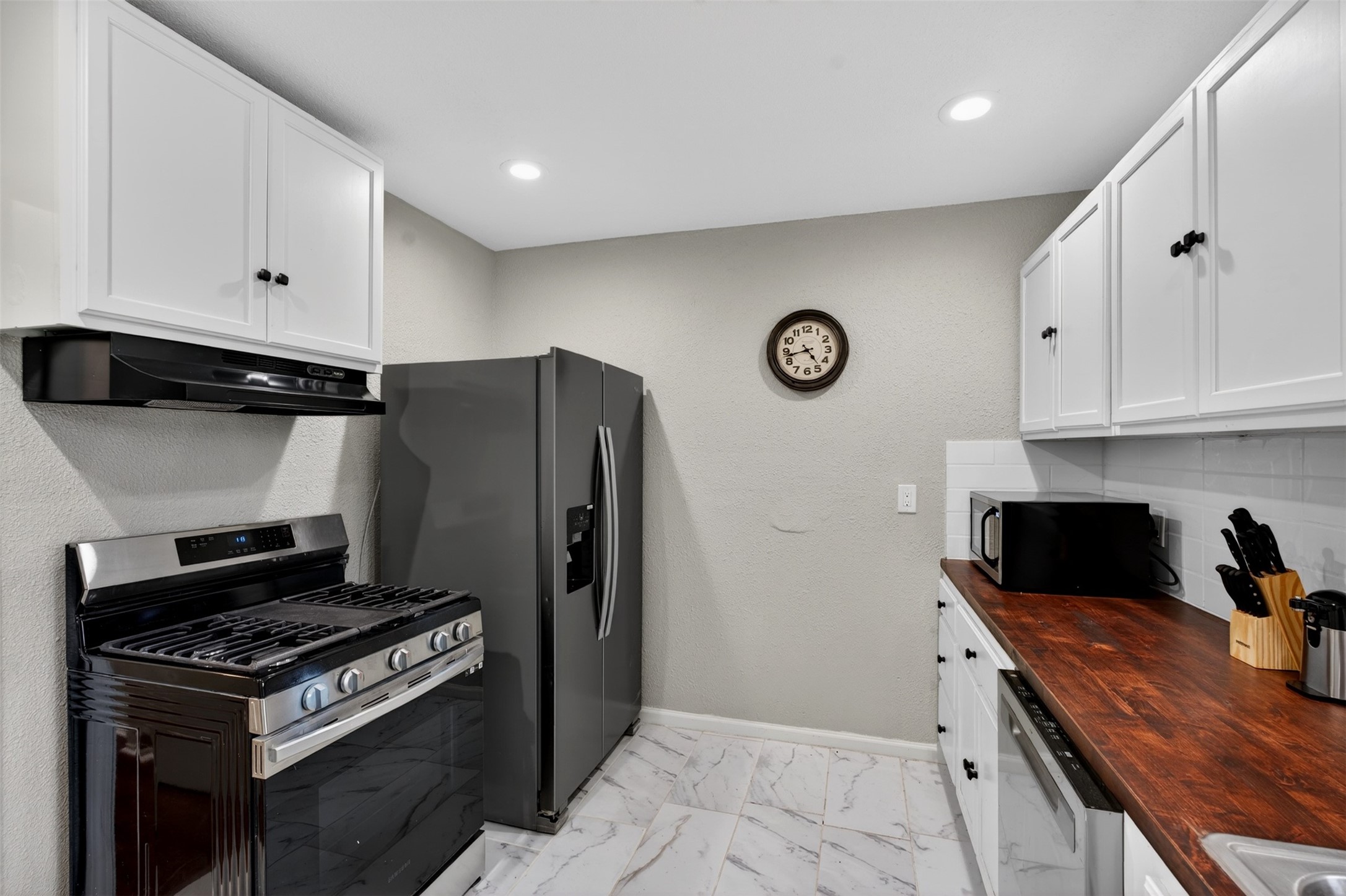 3863 Arbor Street Houston, TX 77004 - Photo 25 of 35 a kitchen with a stove and a refrigerator